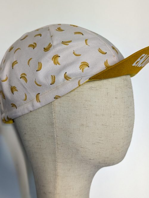 Cycling Cap mit Bananen auf Büstenkopf