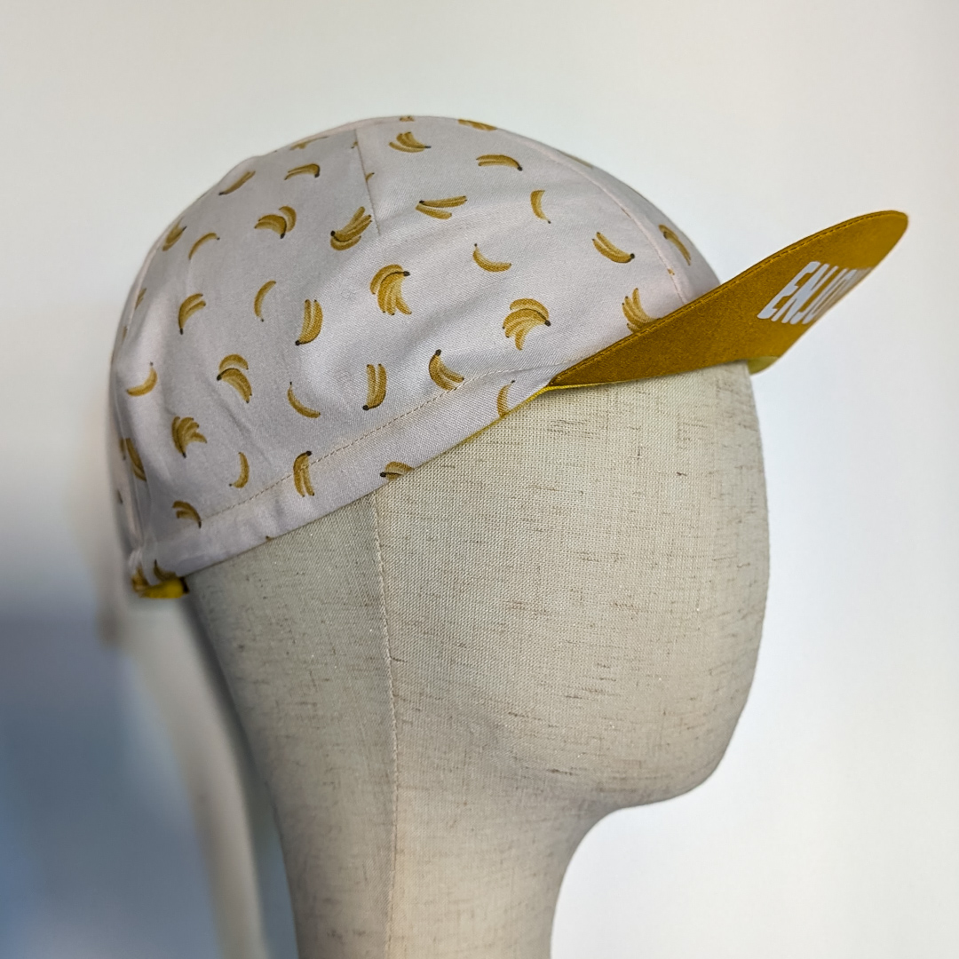 Cycling Cap mit Bananen auf Büstenkopf