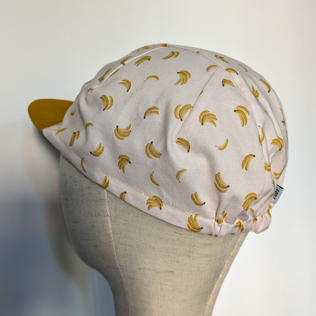 Cycling Cap mit Bananen auf Büstenkopf