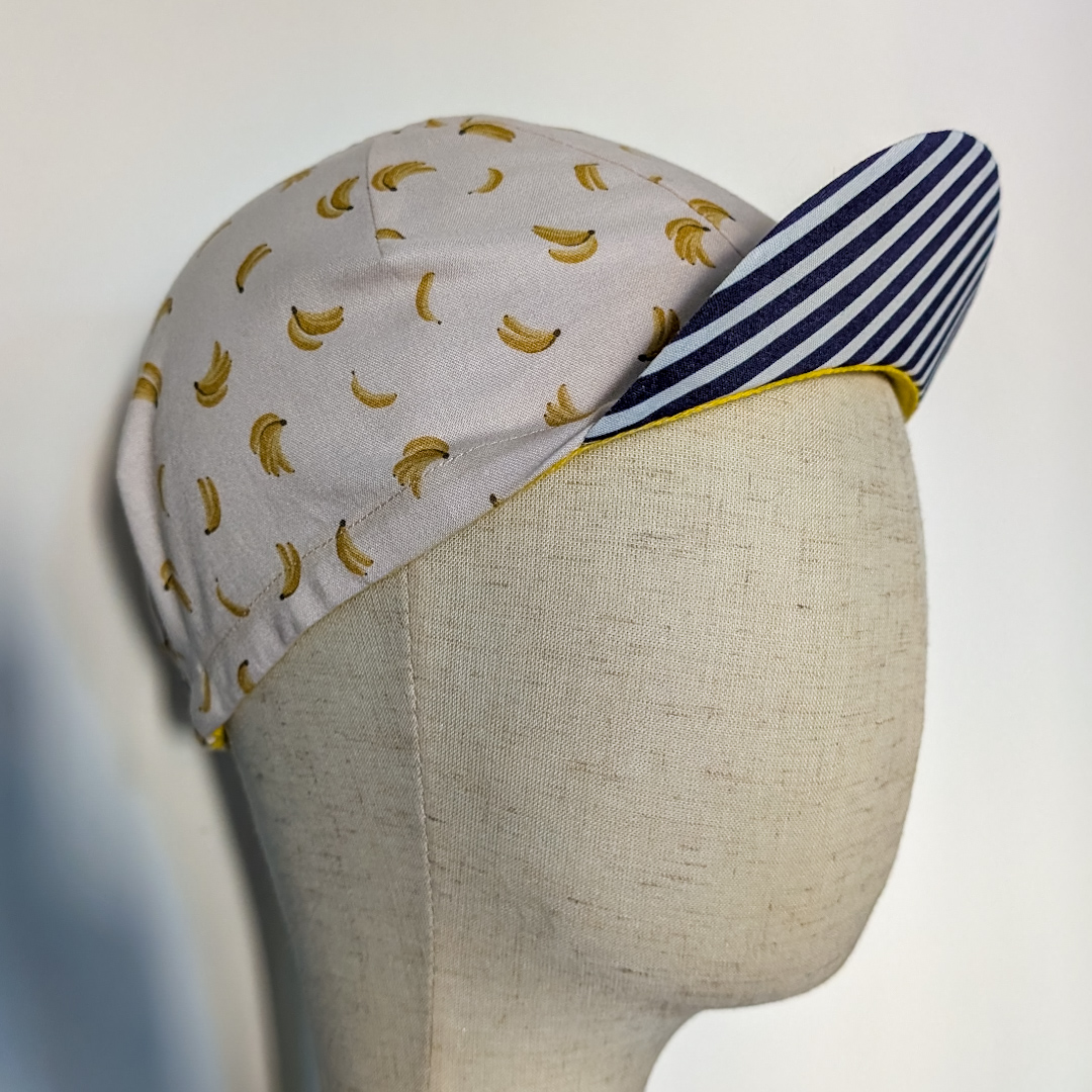 Cycling Cap mit Bananen auf Büstenkopf