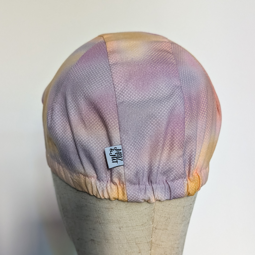 Cycling cap mit Batikmuster auf Büstenkopf