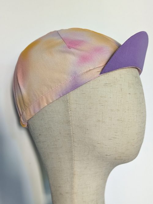Cycling cap mit Batikmuster auf Büstenkopf