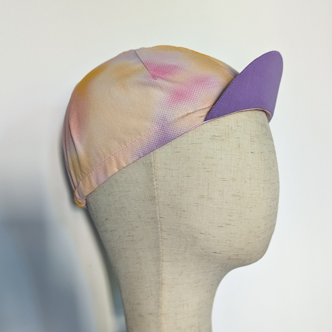 Cycling cap mit Batikmuster auf Büstenkopf