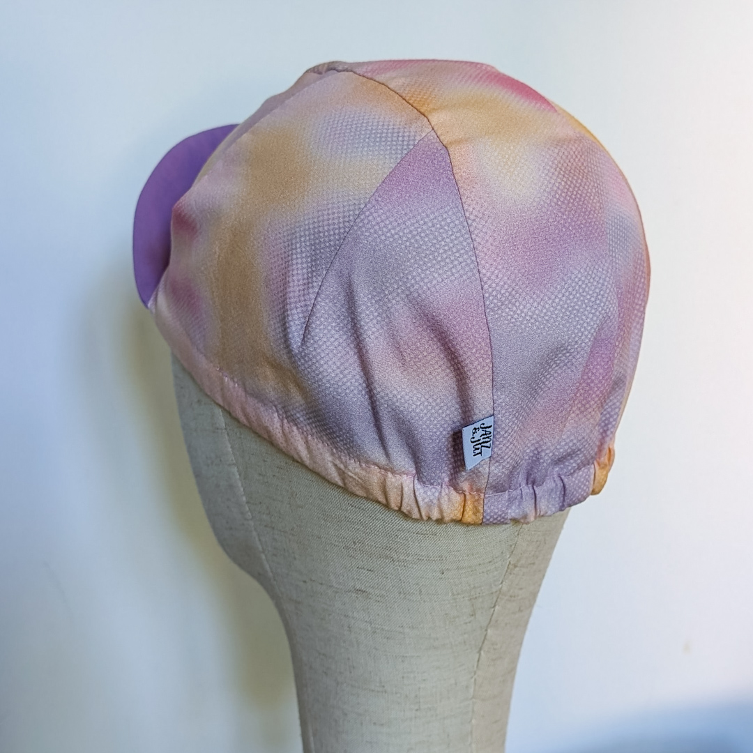 Cycling cap mit Batikmuster auf Büstenkopf