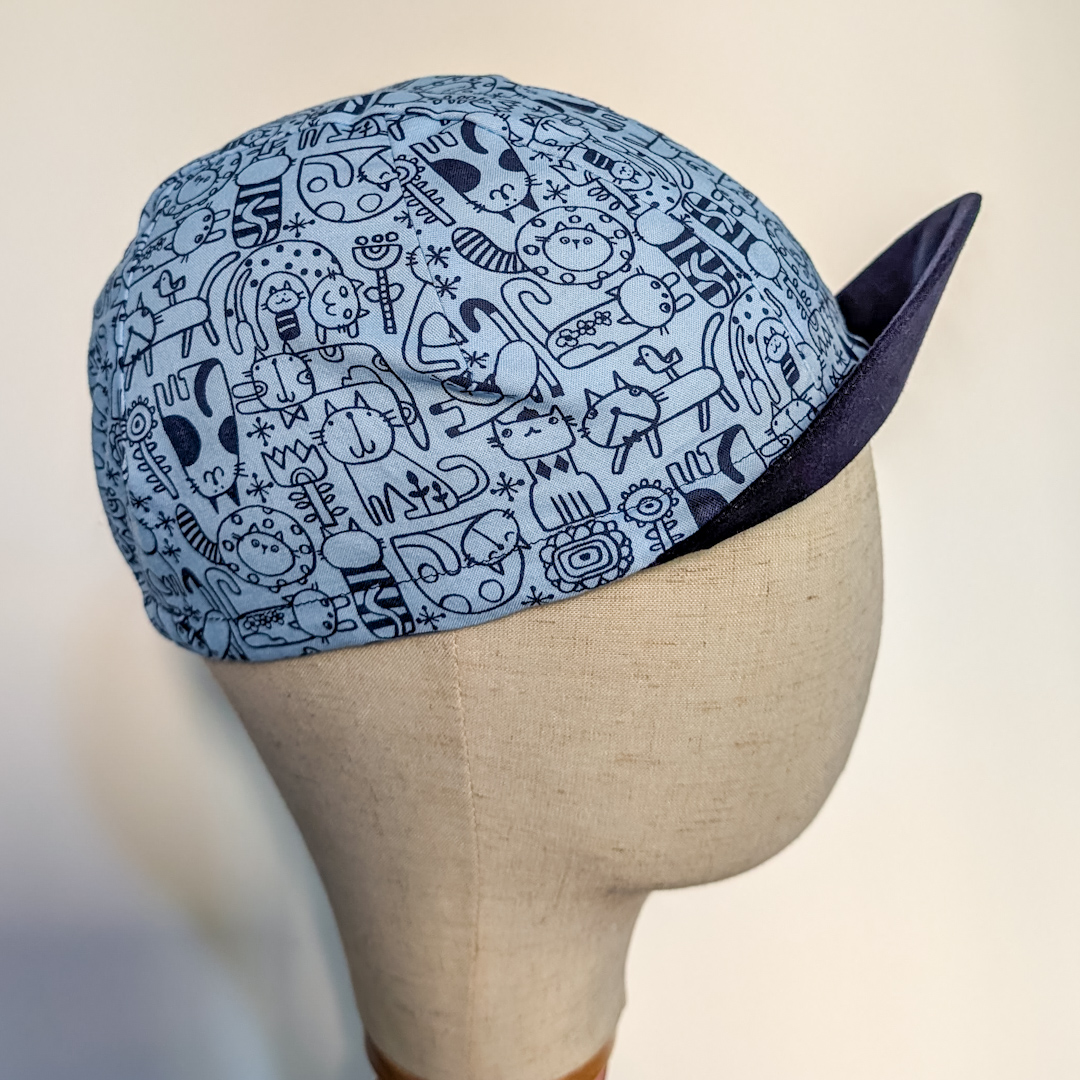 cycling cap blue cat auf Büstenkopf