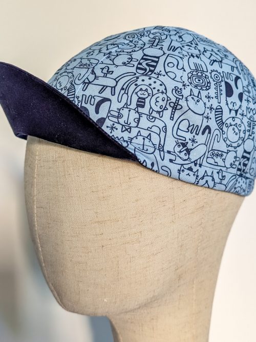 cycling cap blue cat auf Büstenkopf