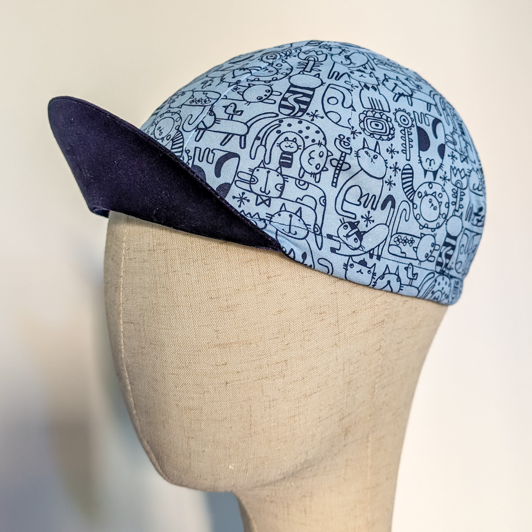 cycling cap blue cat auf Büstenkopf