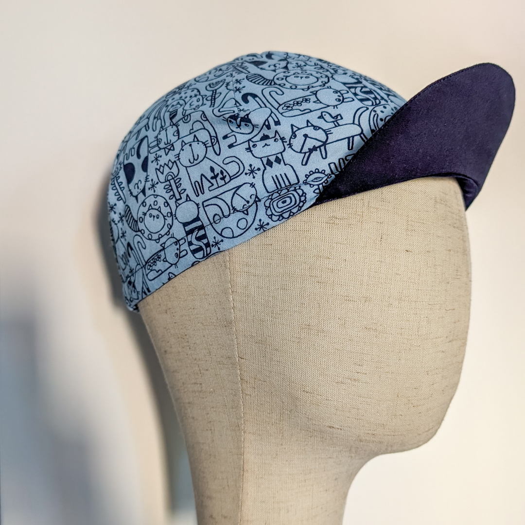 cycling cap blue cat auf Büstenkopf