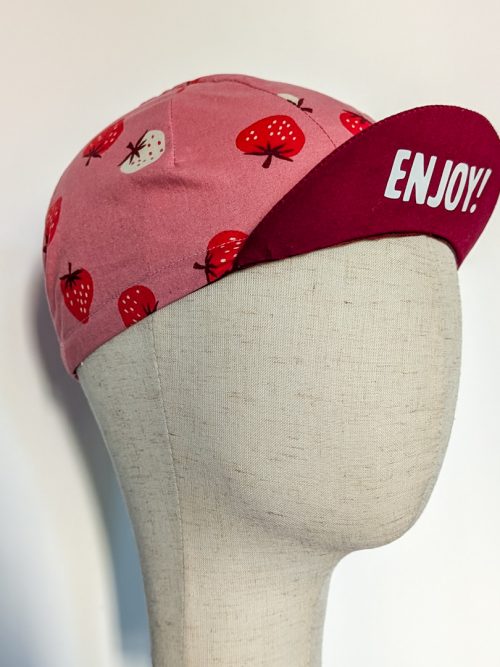 Cycling Cap mit Erdbeeren auf Büstenkopf