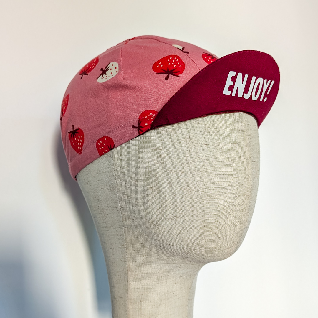 Cycling Cap mit Erdbeeren auf Büstenkopf