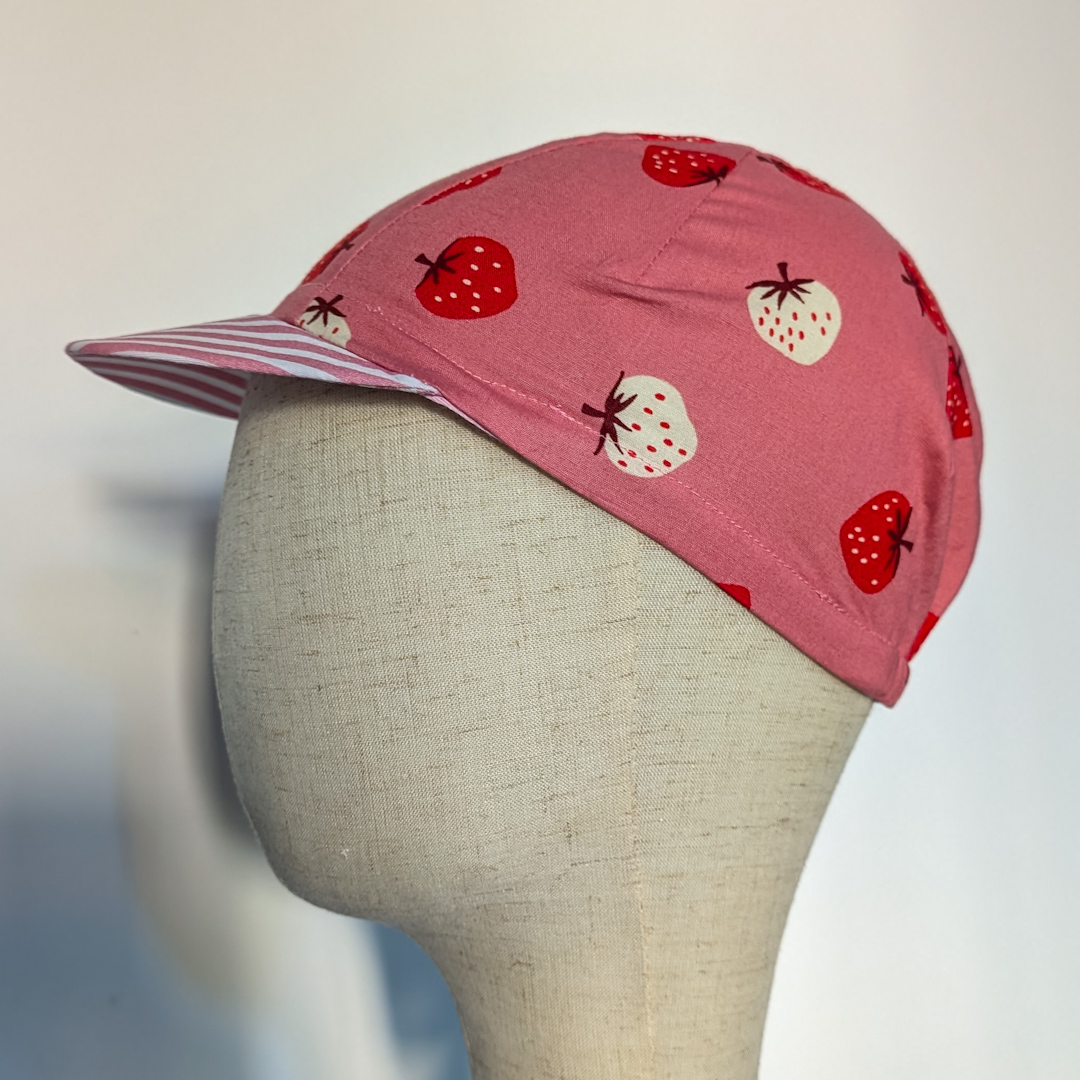Cycling Cap mit Erdbeeren auf Büstenkopf